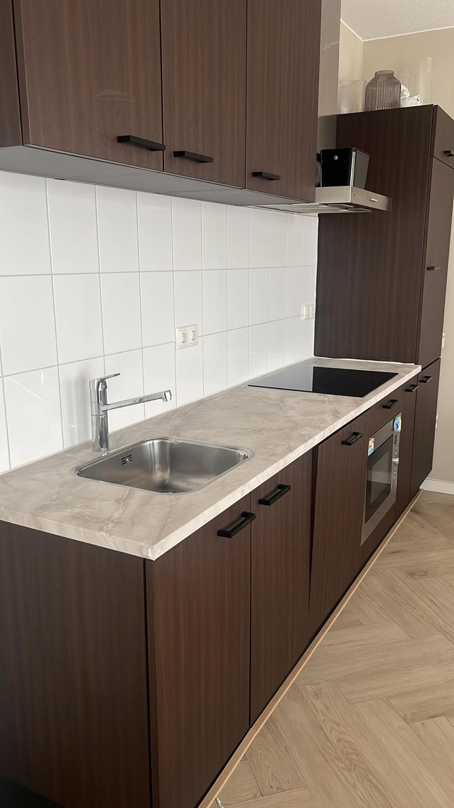 Keuken in donkere houtlook met marmerlook werkblad