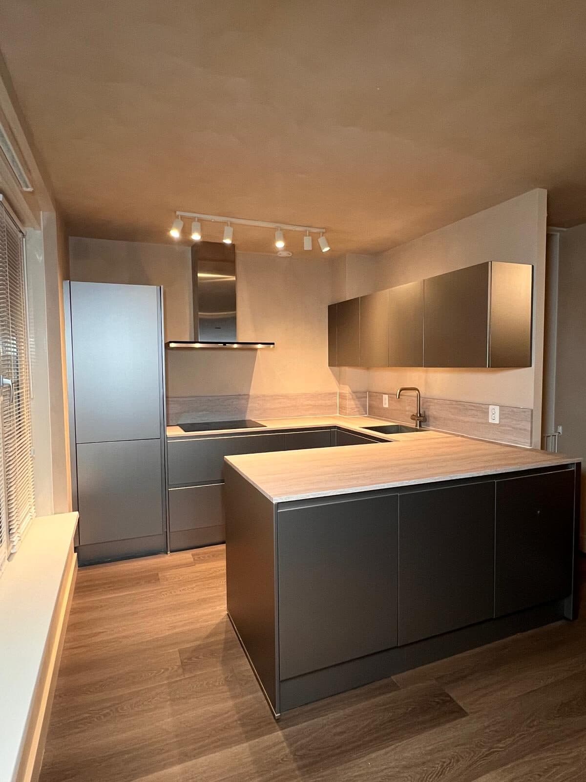 Metallic Grey keuken met houtlook werkblad en messing kraan