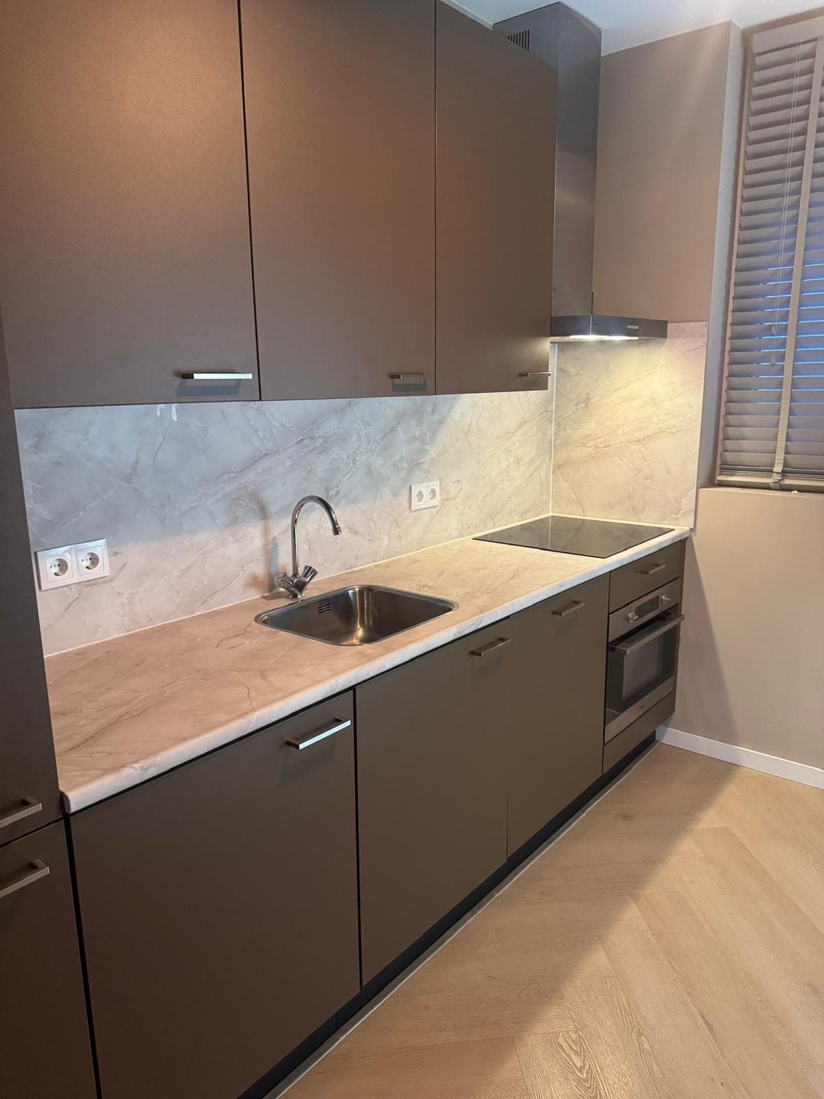 Matt Brown keuken met Marmer Look wand en werkblad