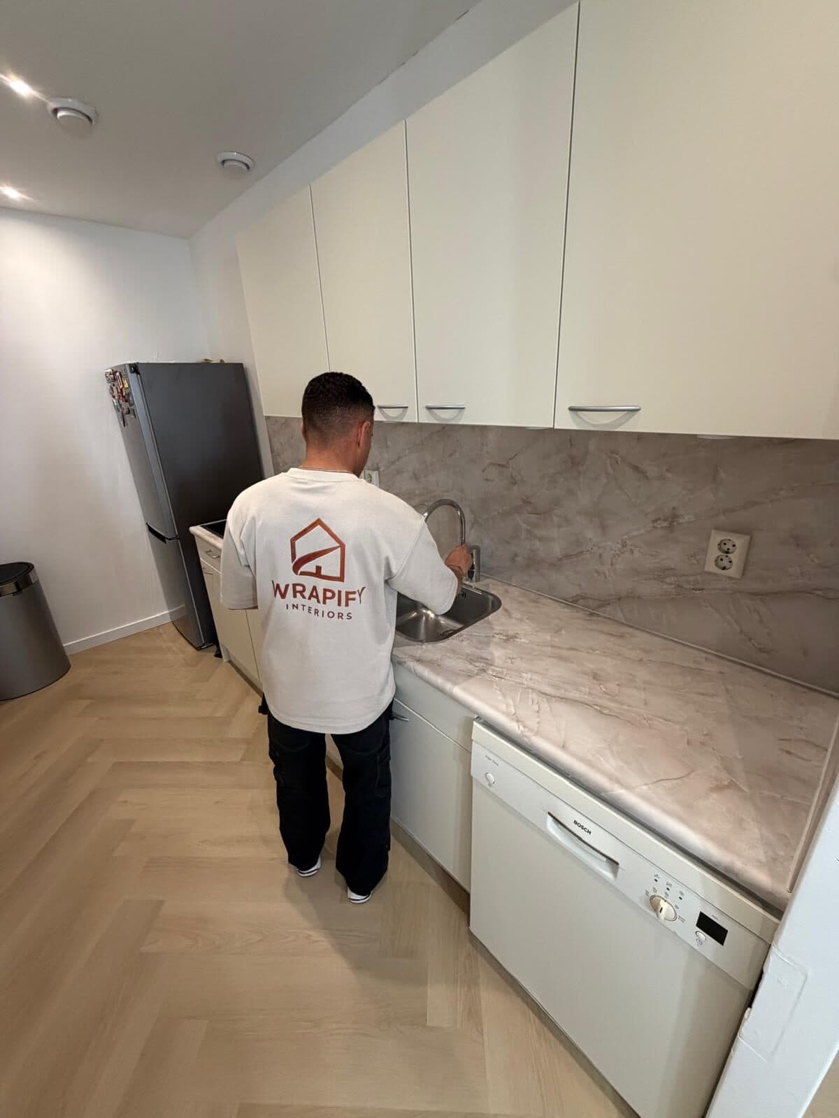 Monteur van Wrapify Interiors brengt interieurfolie aan op locatie