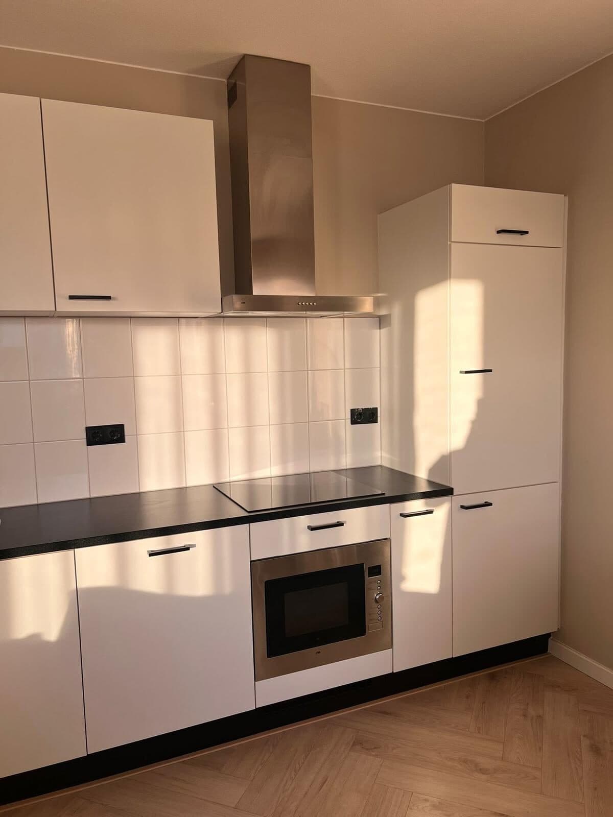 Keuken vóór het wrappen, witte keukenfronten